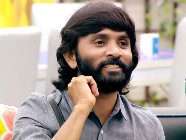 பைக் மீது மோதிய கார்