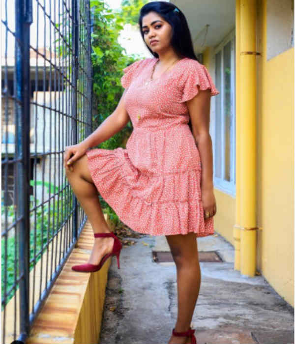 காலைத் தூக்கி