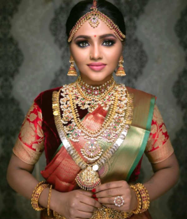 கழுத்து நிறைய நகைகளுடன்