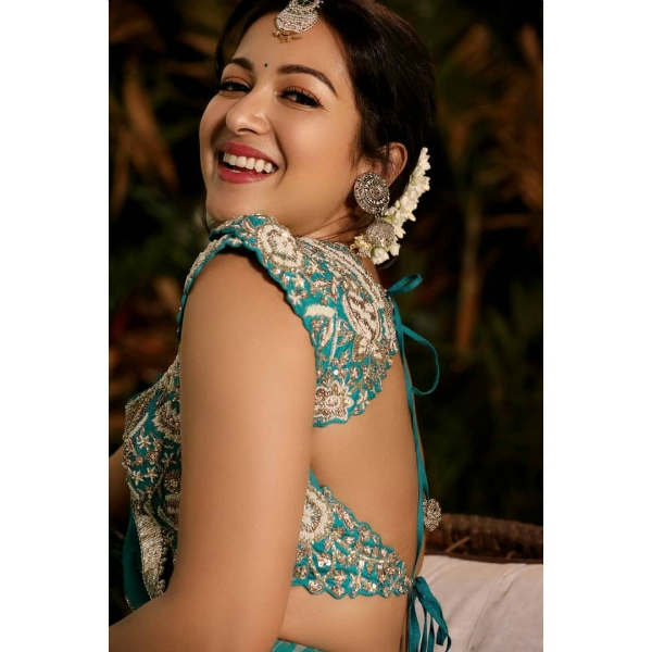 மணப்பெண் கோலத்தில்