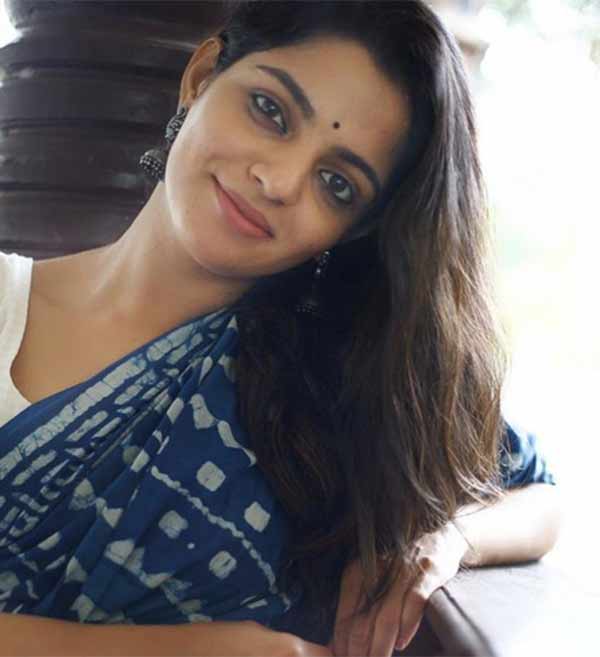 நிகிலா, அகிலா