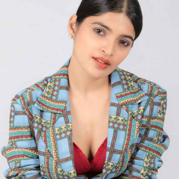 கவர்ச்சியில் குதித்து விட்டார்