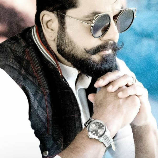 மாலையும் கழுத்துமாக..
