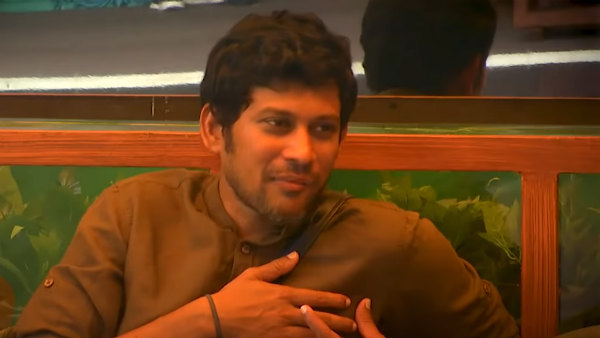வெட்கத்தில் நெளிந்து