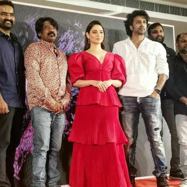 ஒரு பாடலுக்கு குத்தாட்டம்