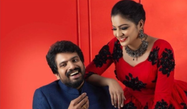 சிரித்த முகத்துடன்