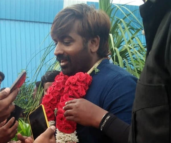ரசிகர்களுடன் செல்பி