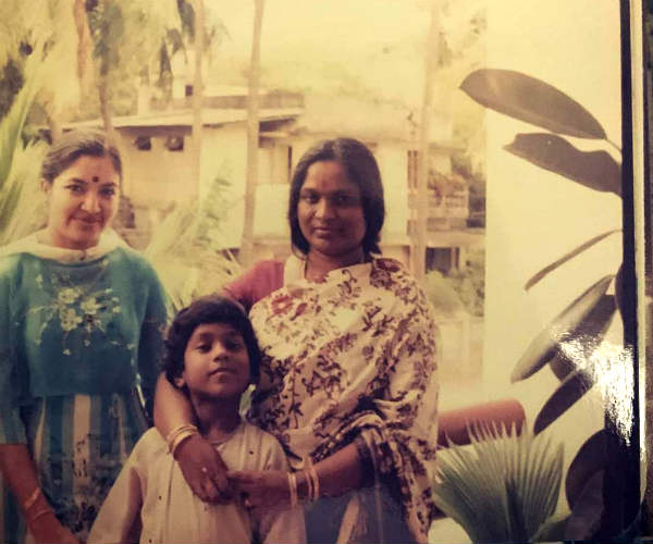 பின்னால் பாடகி சித்ரா