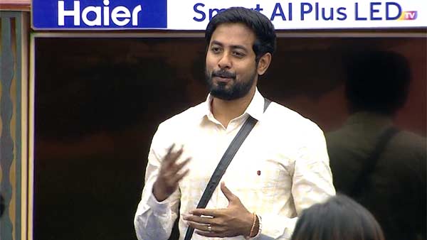 கண்கள் கலங்கி ஸ்தம்பித்த ஆரி