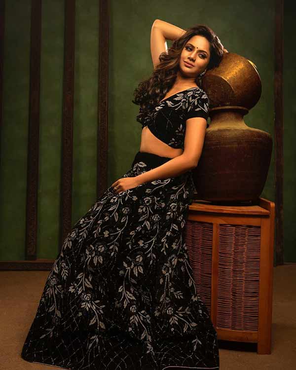 பாவாடை சட்டையில்