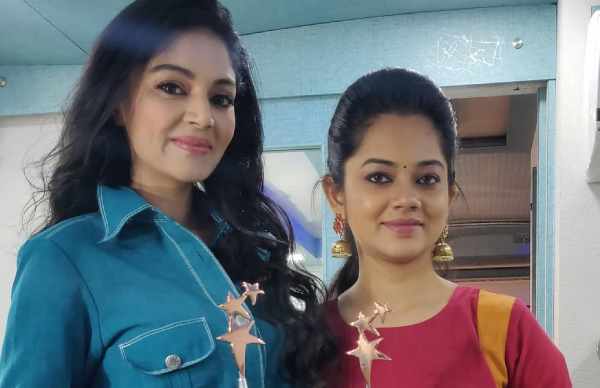 கைகளை தட்டி மகிழ்ச்சி