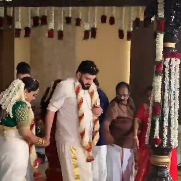 வேற லெவல் பர்ஃபாமன்ஸ்
