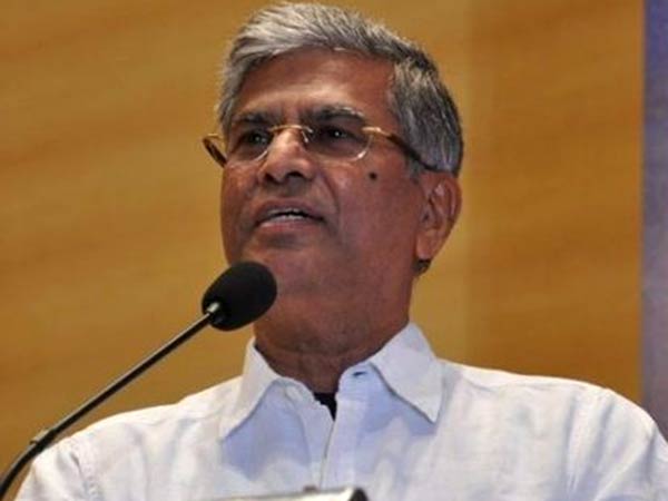 பின்வாங்கினார்