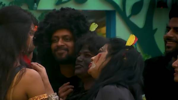 ராஜ உடையிலும் அரக்கர்கள்..