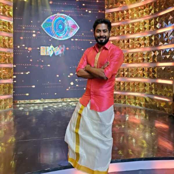 வேட்டி சட்டையில்