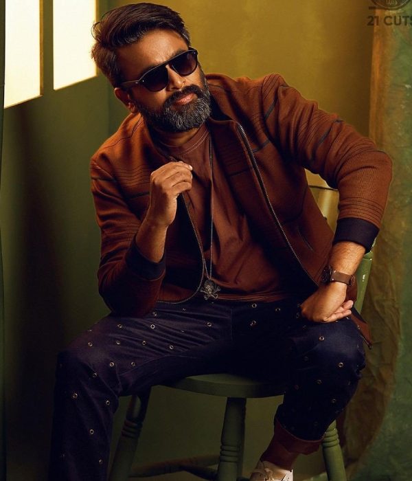 வெகுளித்தனமான சிரிப்புடன்