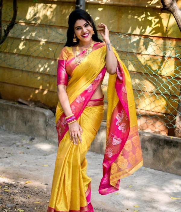 சேலையில் கலக்கல்