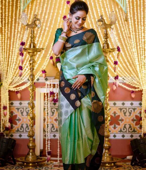 வெட்கப்பட்டுக்கொண்டே மணமேடையில்