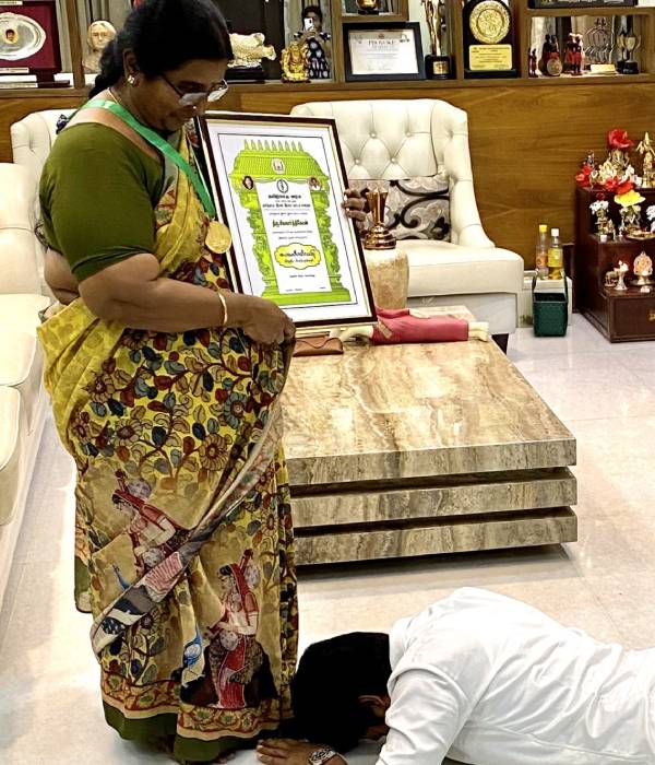 அம்மா காலில் விழுந்து