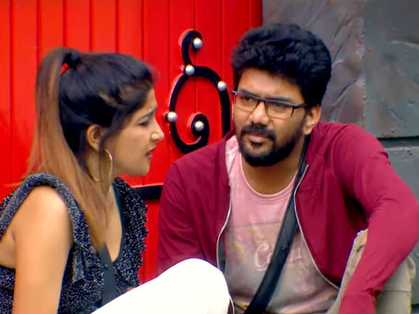 சாக்ஷி லாஸ்லியாவுடன் காதல்