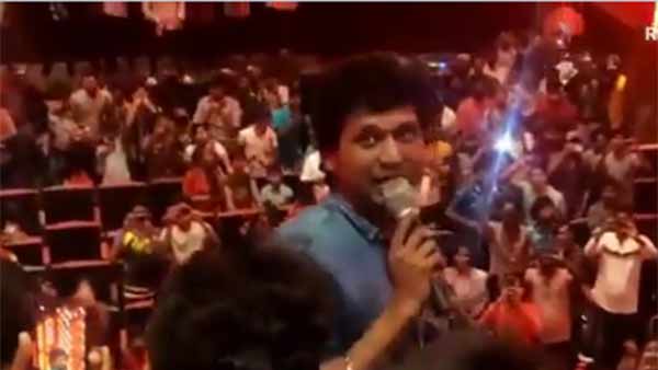 Lokesh Kanagaraj visits theatre as Master completes 30 days of release Lokesh Kanagaraj visits theatre as Master completes 30 days of release