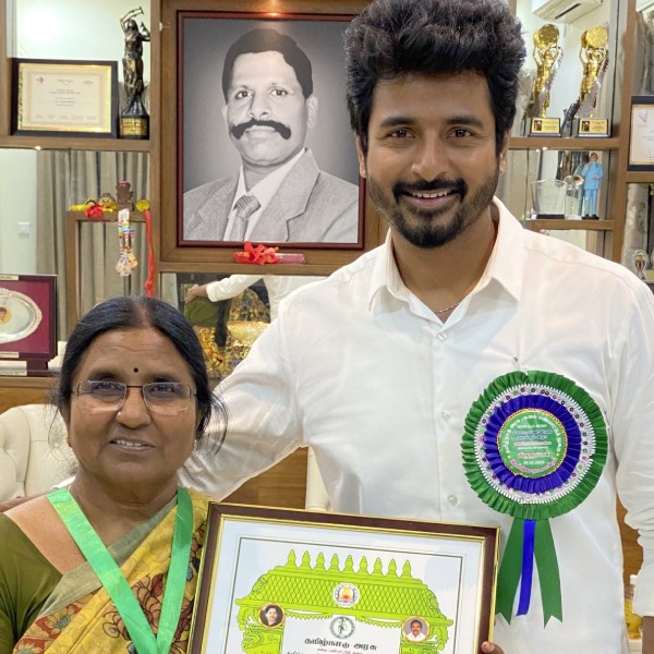 பாராட்டும் திரையுலகம்