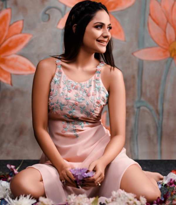 பறந்து பறந்து ஆகாய நடனமாடி