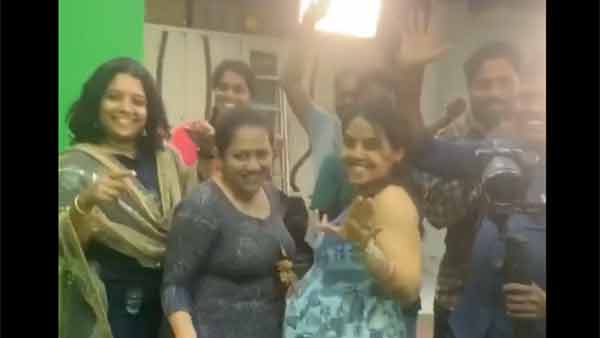 பாவாடை தாவணியில்