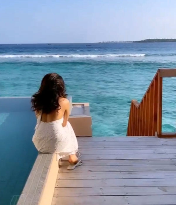 மொத்த முதுகையும் காட்டி