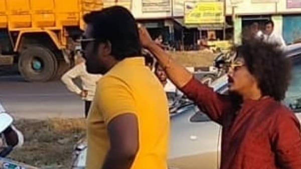 கிரிக்கெட் பேட் உடன்