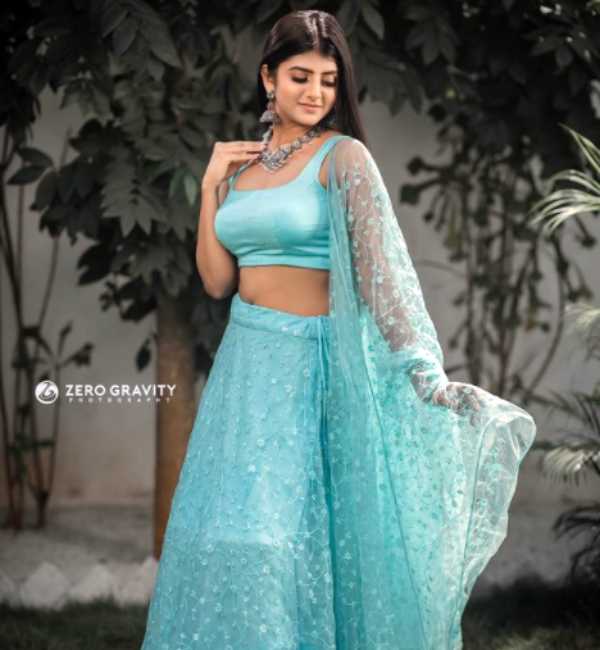 அதிலேயே கண் வைக்கும் ரசிகர்கள்