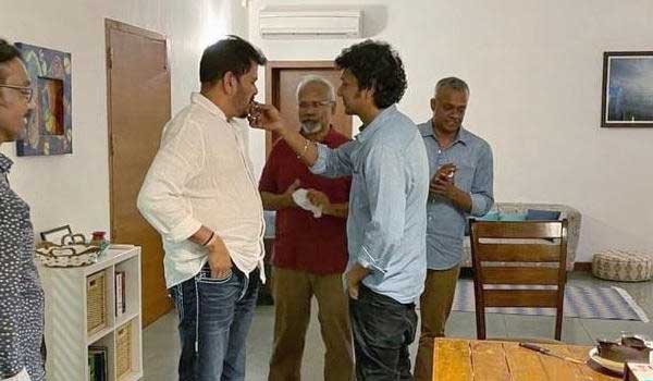 ஷங்கருக்கு ஊட்டிவிட்டு