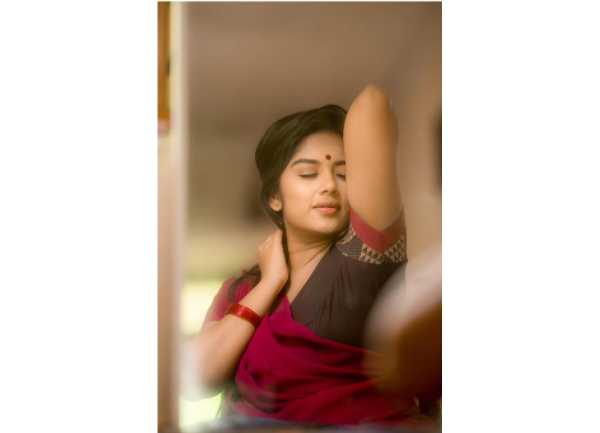 பாவாடை தாவணியில் வேற லெவல்