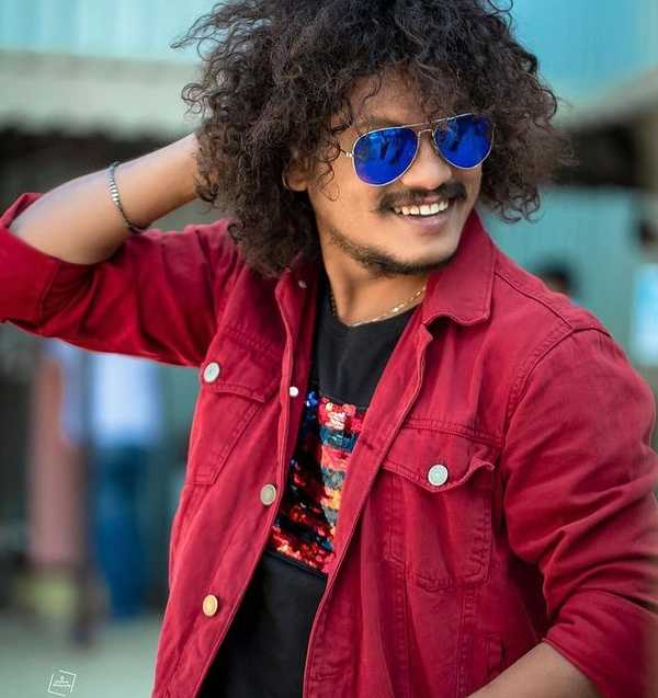 புகழ் பெண் வேடம்