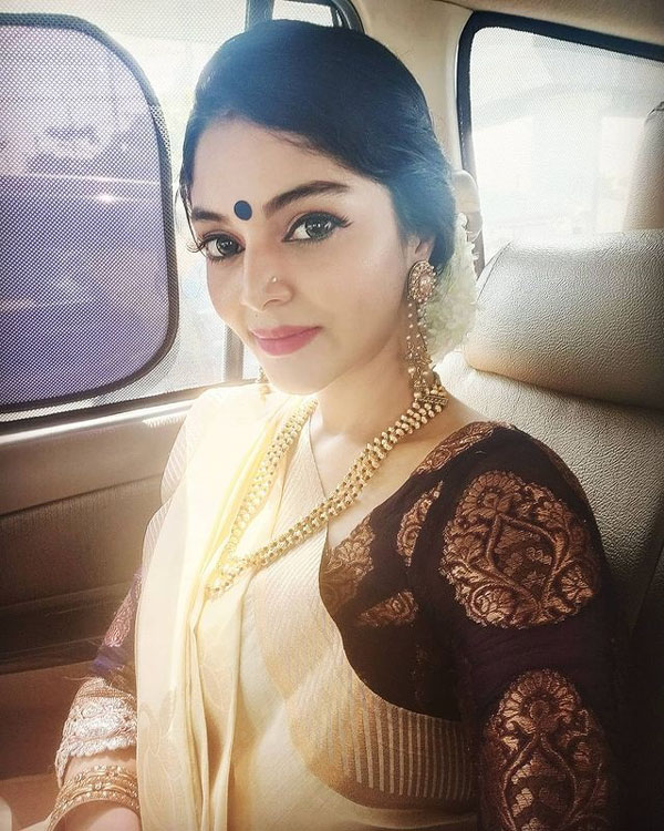 மாடலிங்கில் அசத்தல்
