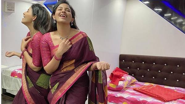 அரக்கு நிற சேலையில்..
