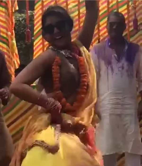 தர லோக்கலாக இடுப்பை வளைத்து