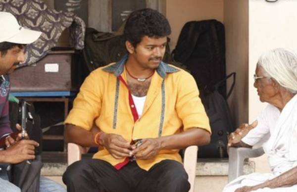 When Thalapathy Vijay met Goundamanis mother - pic goes viral When Thalapathy Vijay met Goundamanis mother - pic goes viral