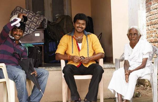 When Thalapathy Vijay met Goundamanis mother - pic goes viral When Thalapathy Vijay met Goundamanis mother - pic goes viral