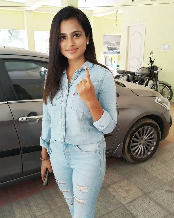 குடும்பத்துடன் ஓட்டுப் போட்ட ரம்யா