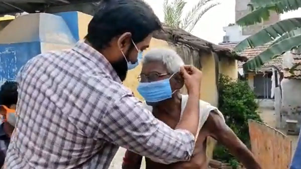 Actor Aari gives mask to Coimbatore People Actor Aari gives mask to Coimbatore People