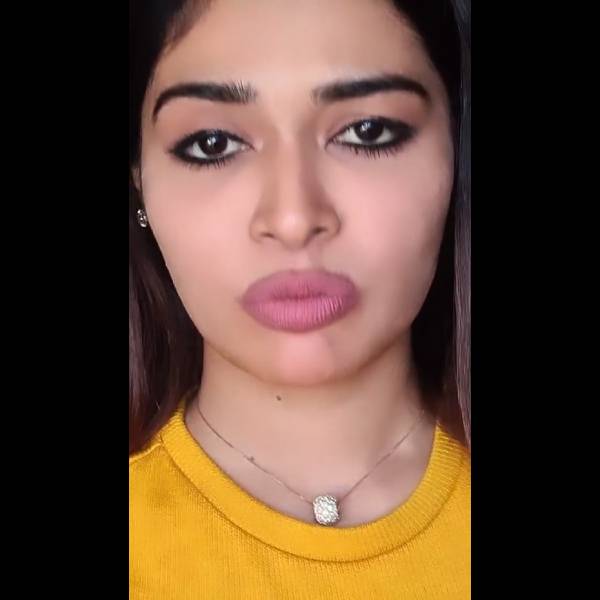 கண்ணடிக்கும் வீடியோ