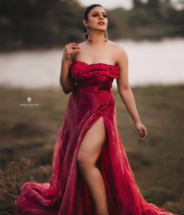 முழு தொடையையும் காட்டி