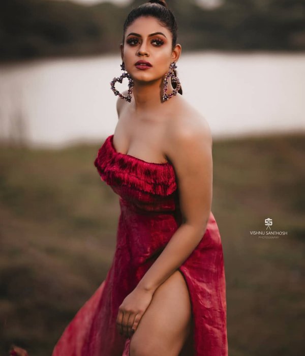 முன்னழகு தெரியும்படி