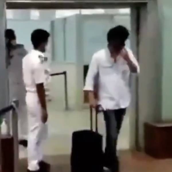 வெள்ளை சட்டையில் விஜய்