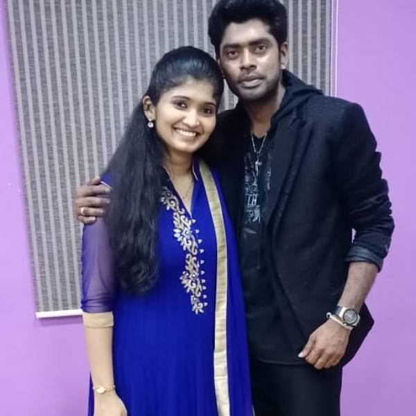 மகளும் வளையல் போட்டு