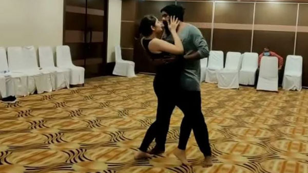 நடனம் அனைவராலும் கவனிக்கப்பட்டு