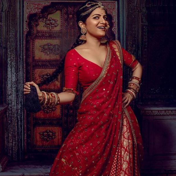 உள்ளாடை தெரிய