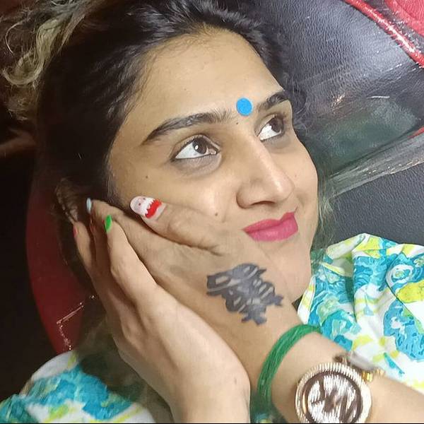 சுற்றி சுற்றி போஸ்