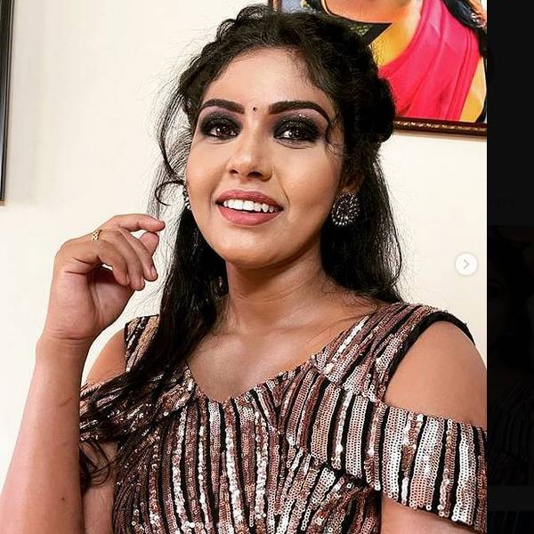 மினுக்கும் உடையில்